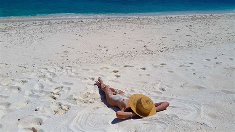 nuda in spiaggia|Nudi in spiaggia in Sardegna: “Il nudismo è libertà da barriere e ...